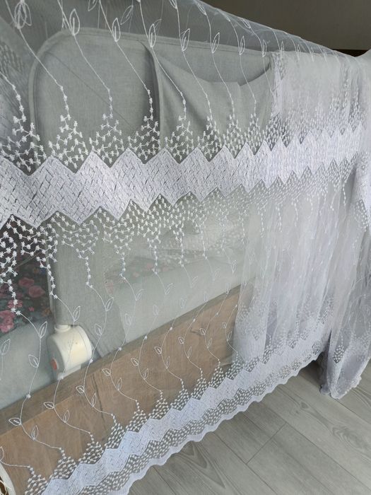 Gotowa firanka długa na taśmie marszczonej z mieniąca nitka