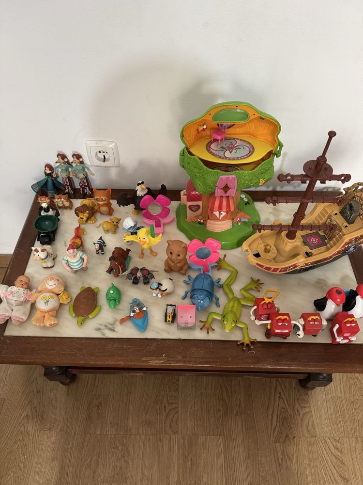 Brinquedos, barco de piratas, casinha para binquedos