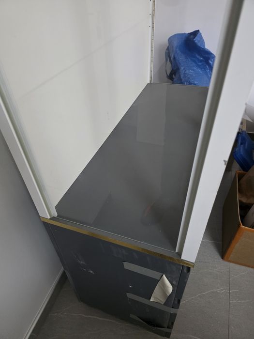 Gablota szklana witryna gablotka sklepowa wystawka LED