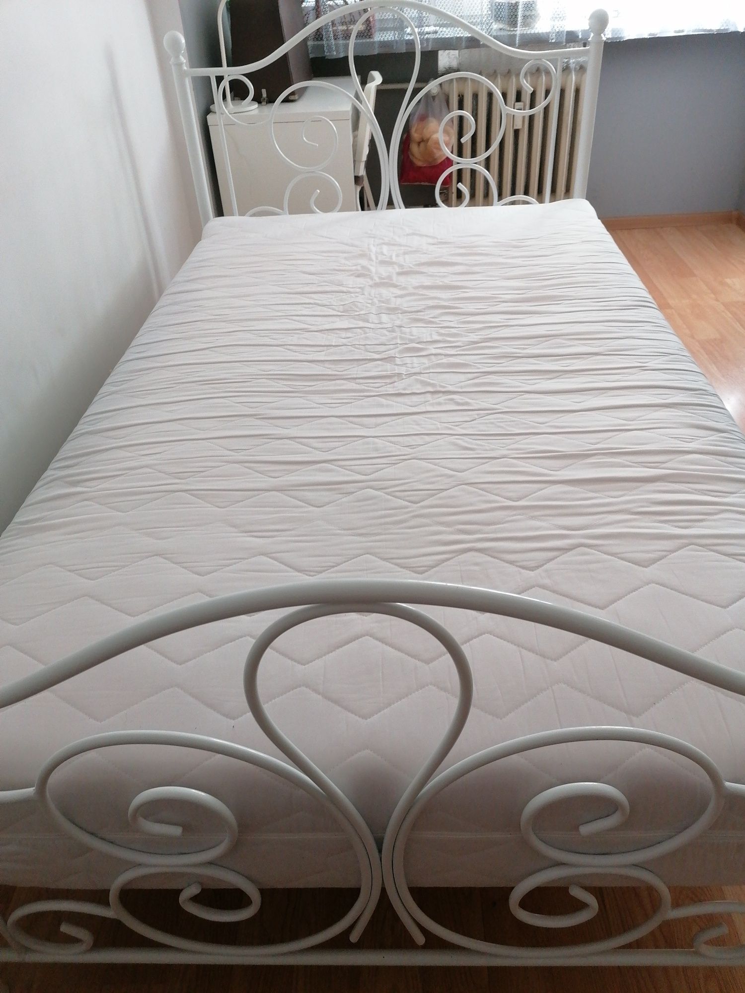 Łóżko białe metalowe z materacem
