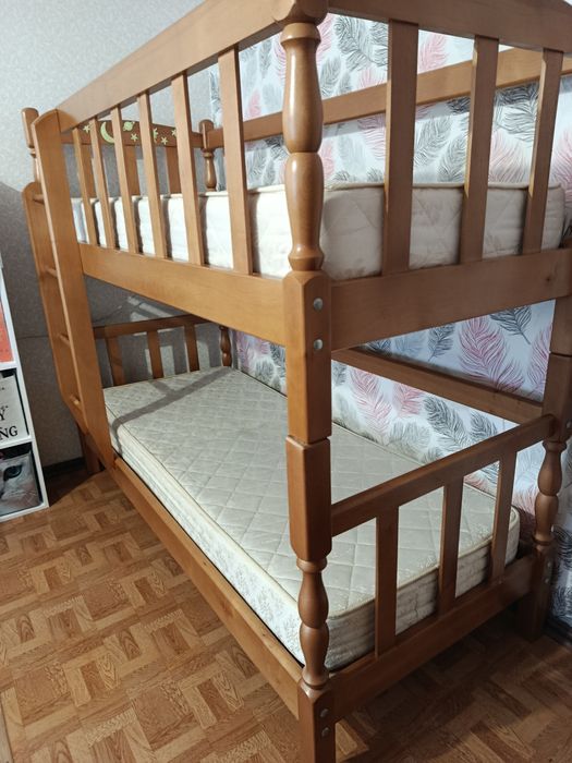 Дерев'яне двоповерхове ліжко