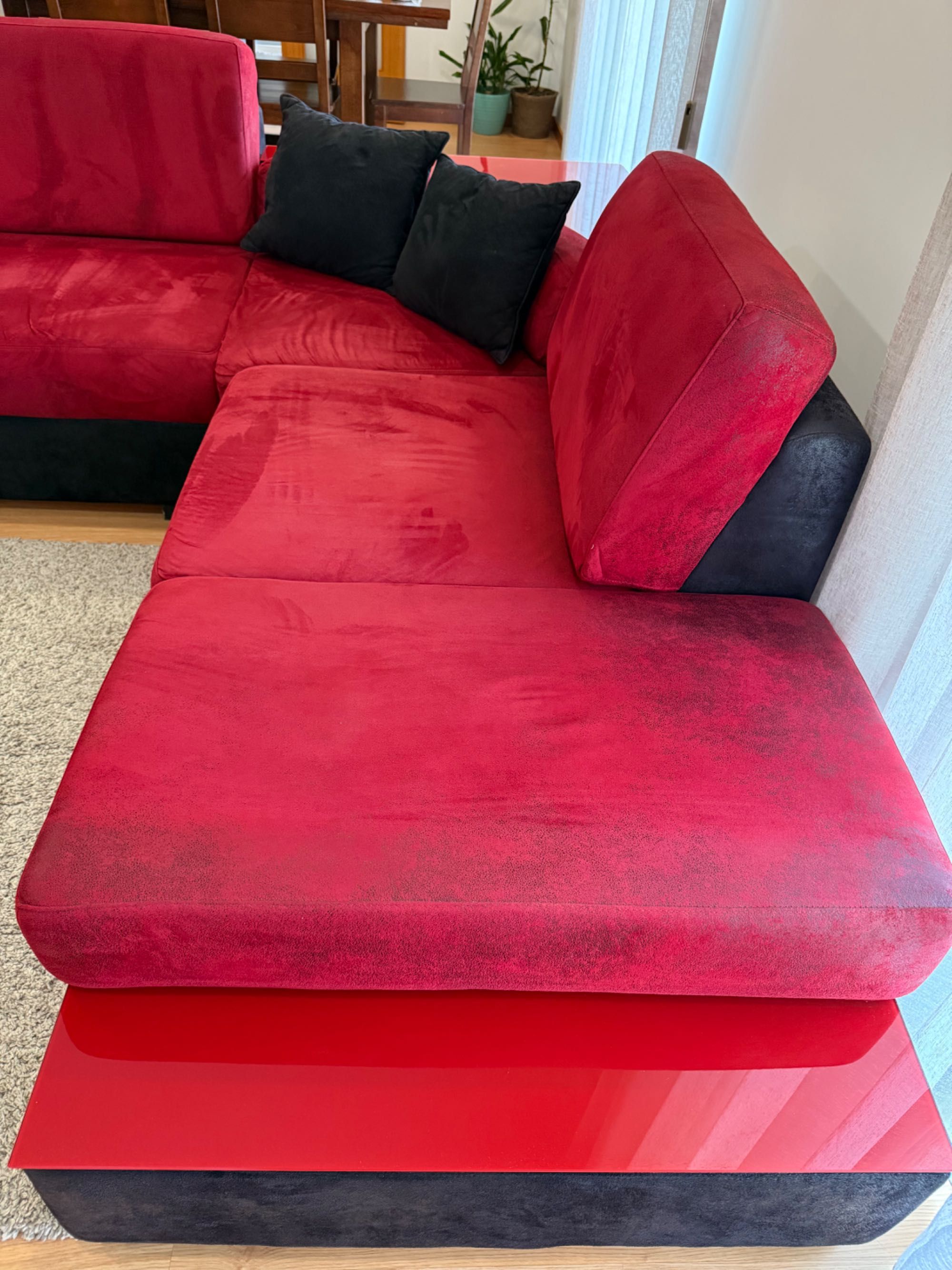 Sofá de canto vermelho e preto a bom preço