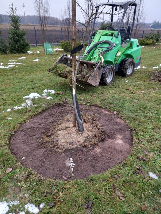 Prace ziemne miniładowarką niwelacja profilowanie plantowanie Avant