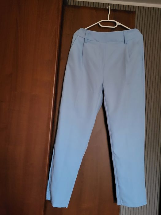 Spodnie damskie materiałowe z kieszeniami.  Rozmiar z metki XXL.