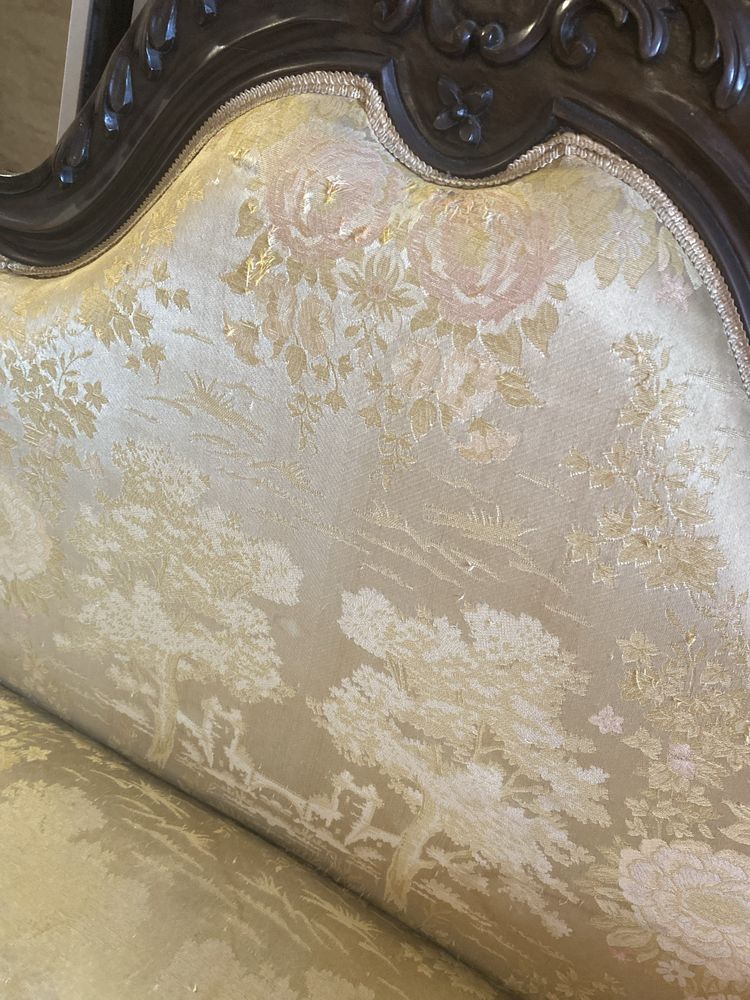 Sofa decorativo muito antigo