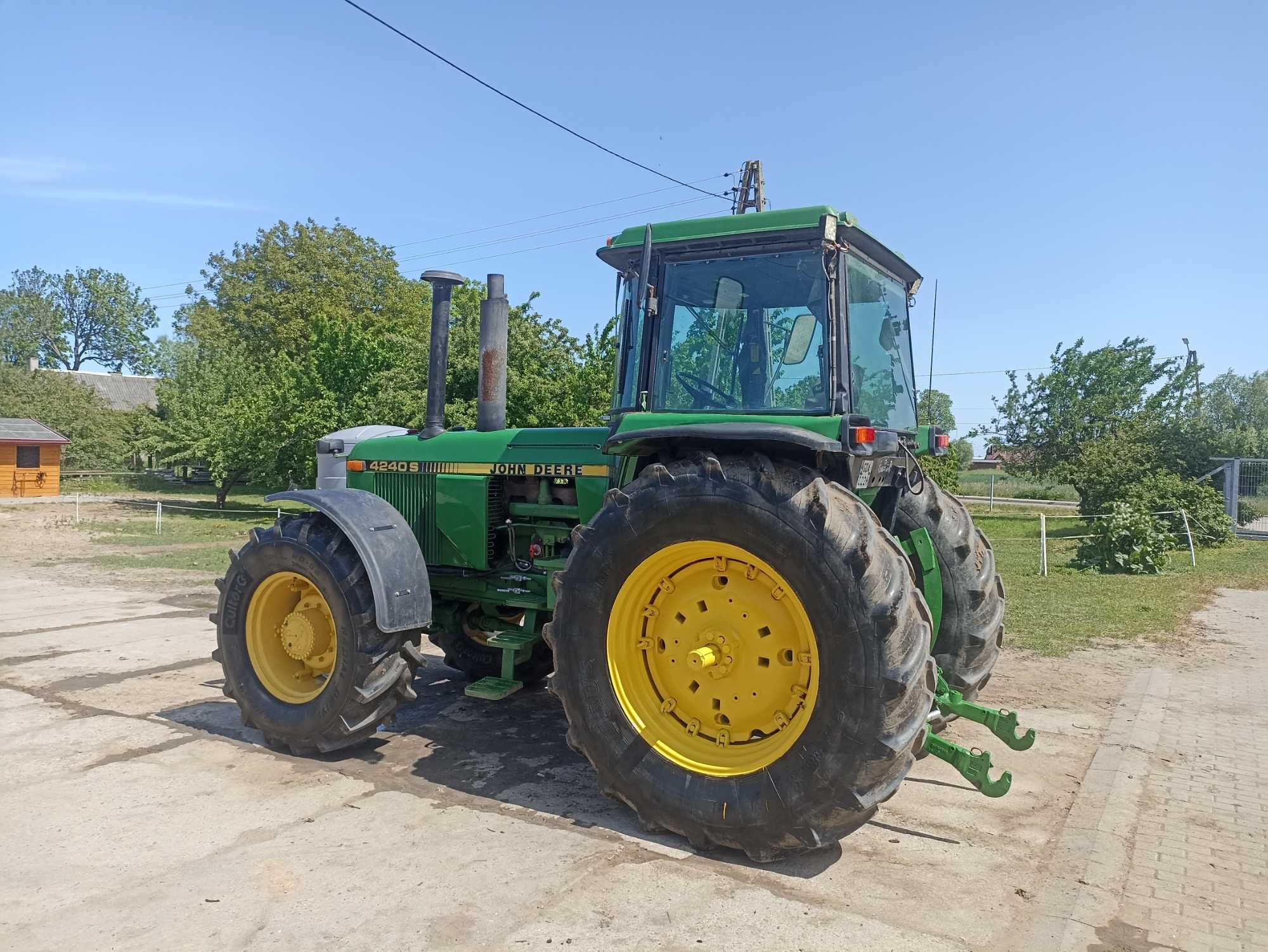 John Deere 4240s