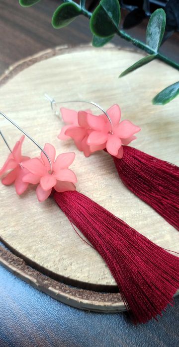 Kolczyki CHWOSTY ślubne czerwone bordowe z akrylowymi kwiatami srebrne