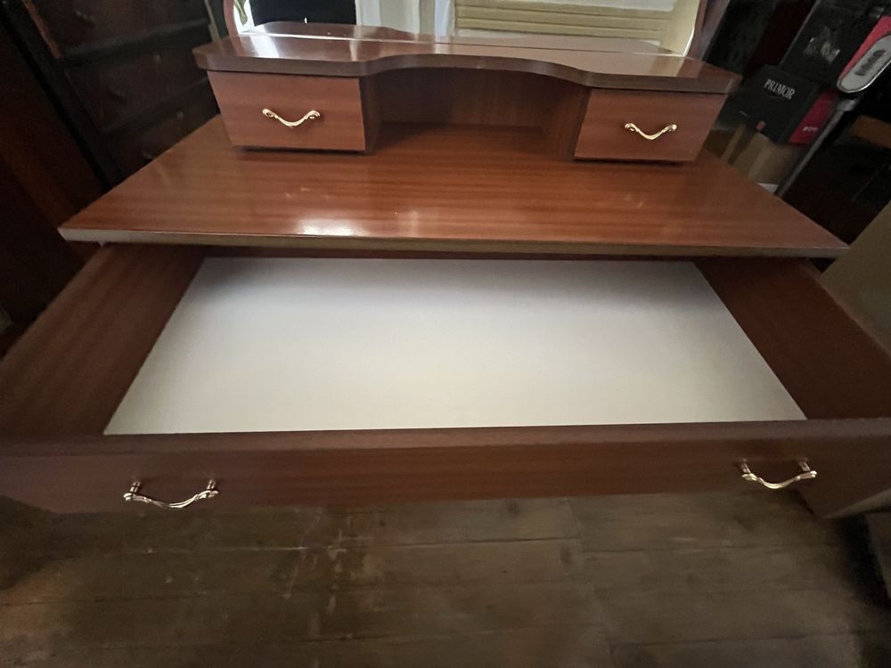 Cómoda e mesa de cabeceira