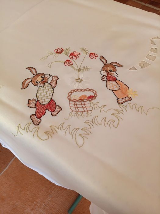 Obrus z haftem rechelieu