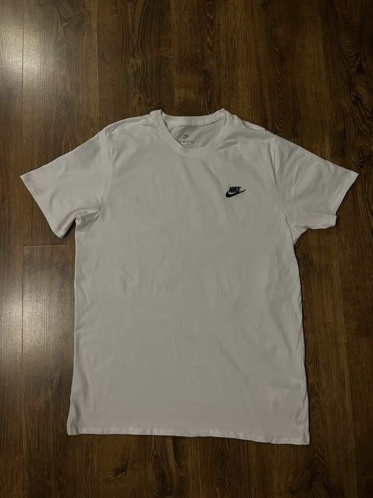 Біла чоловіча футболка Nike