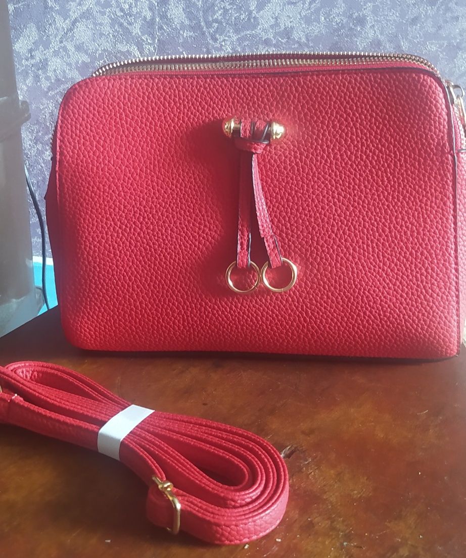 Красная сумка с ремешком