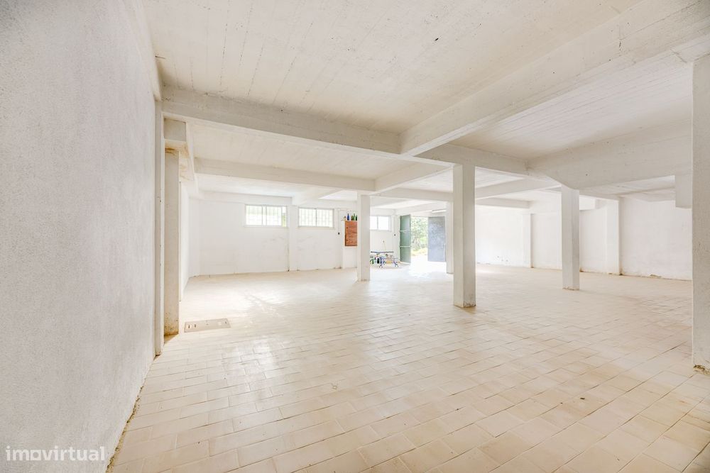 Armazém Com 180M2 | Amplo E Versátil | Casa De Banho | Queluz