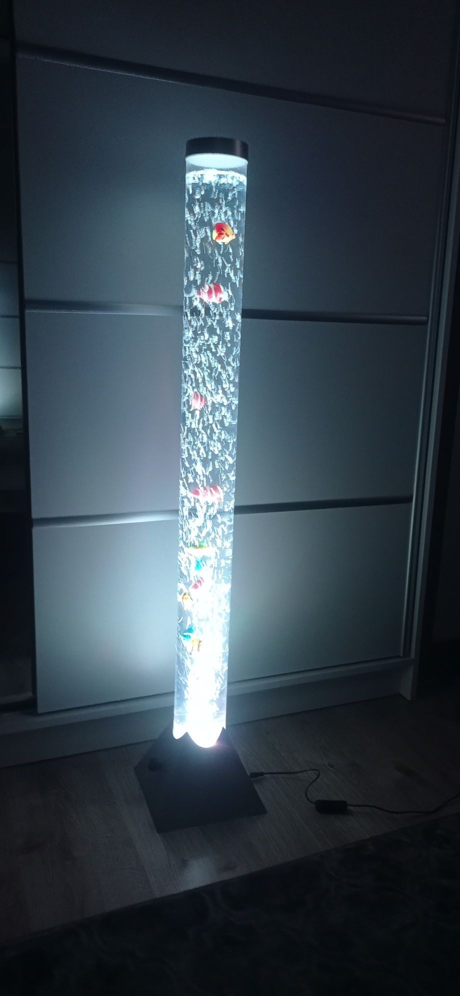 LAMPA PODŁOGOWA wielokolorową z rybkami akwarium Z RYBKAMI