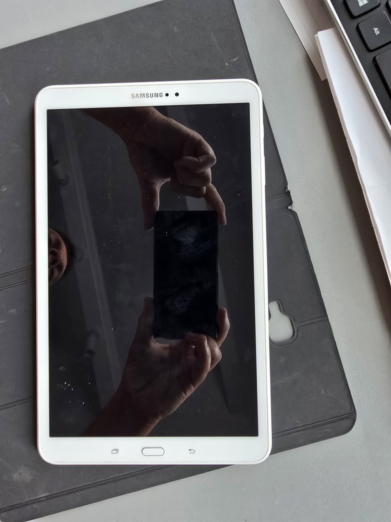 Tablet Samsung SM-T585 z oryg etui