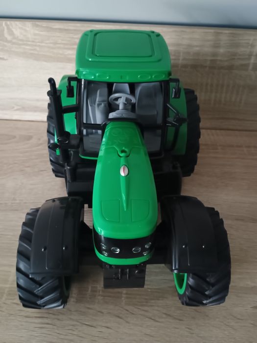 Traktor z dźwiękiem i światłem
