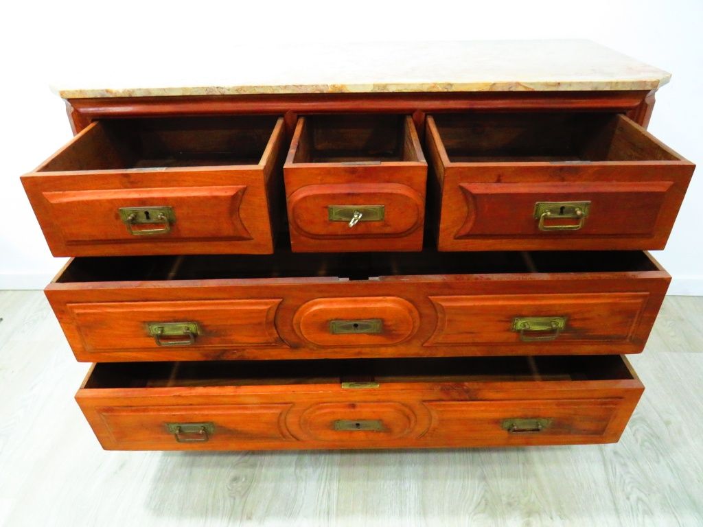 Cómoda com 3 + 2 gavetões.