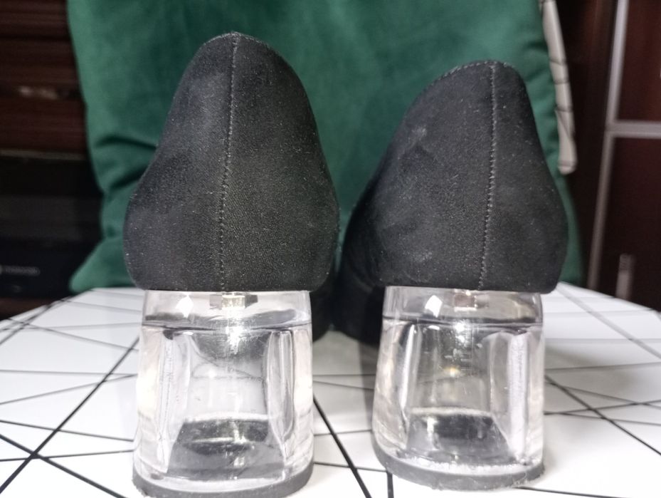 Czółenka Bershka z przeźroczystym obcasem