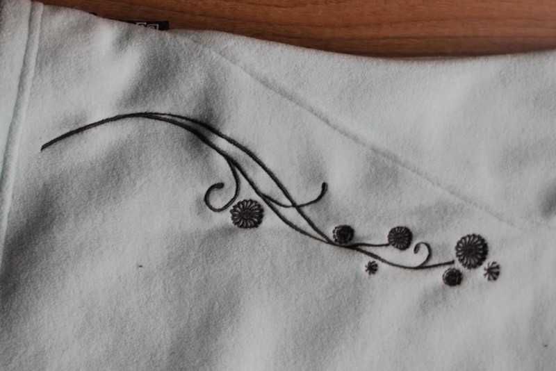 Elegancka bluza polarowa CAMPUS z haftem i na zamek