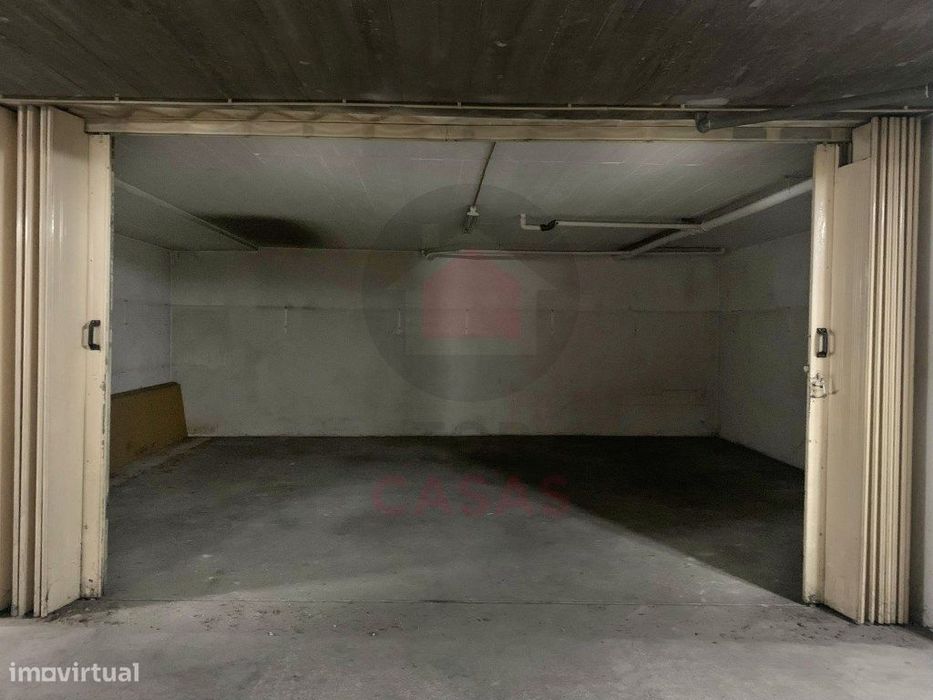 Garagem Fechada com 35 m² - Caldas da Rainha