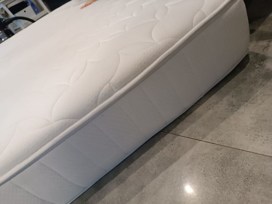 Materac 160x200 oddam za darmo.