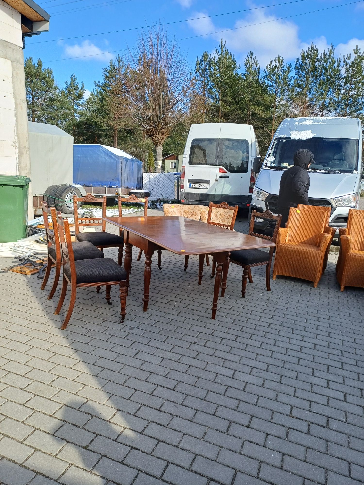 Ciekawy stół z 6 krzesłami