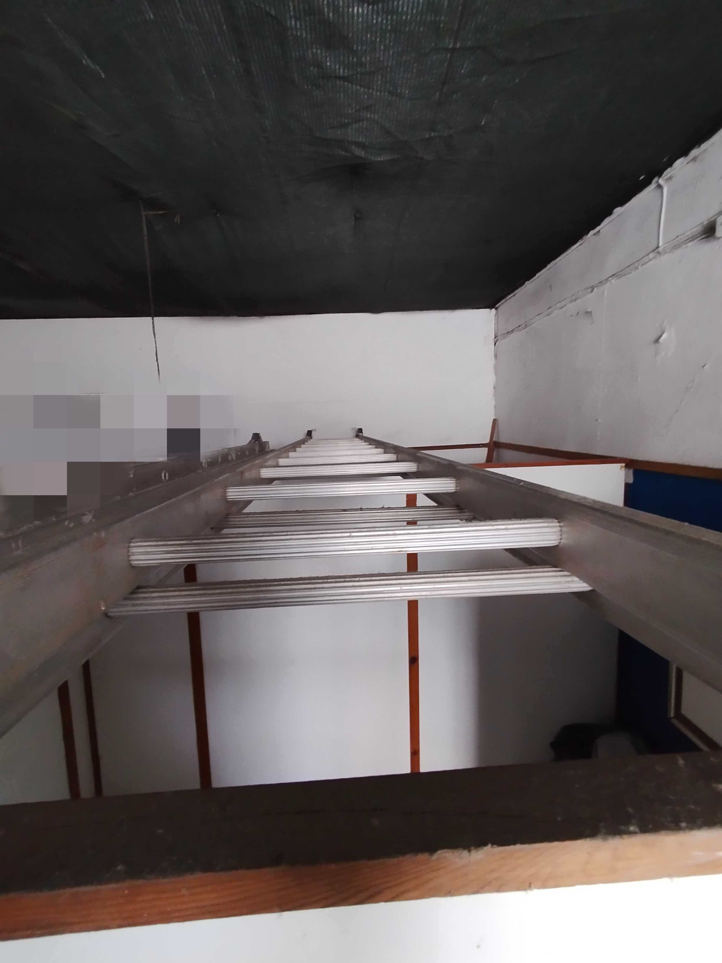 Escada extensível com vinte e dois degraus.