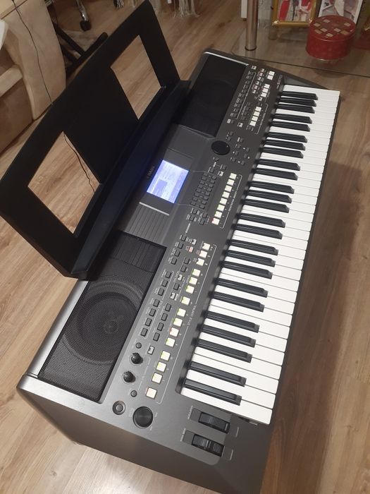 Синтезатор Yamaha PSR S670 б/у