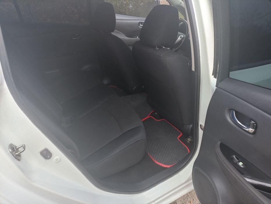 Продам Nissan leaf.