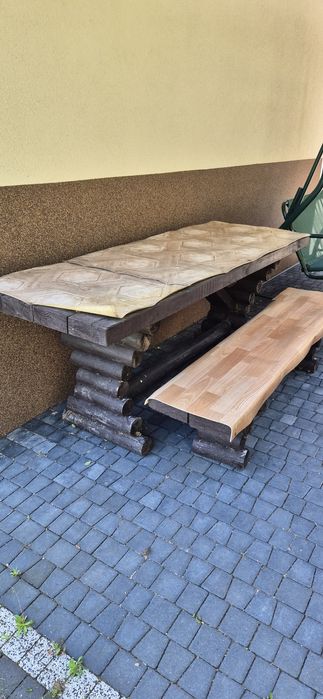 Drewniany stół I ławka w komplecie