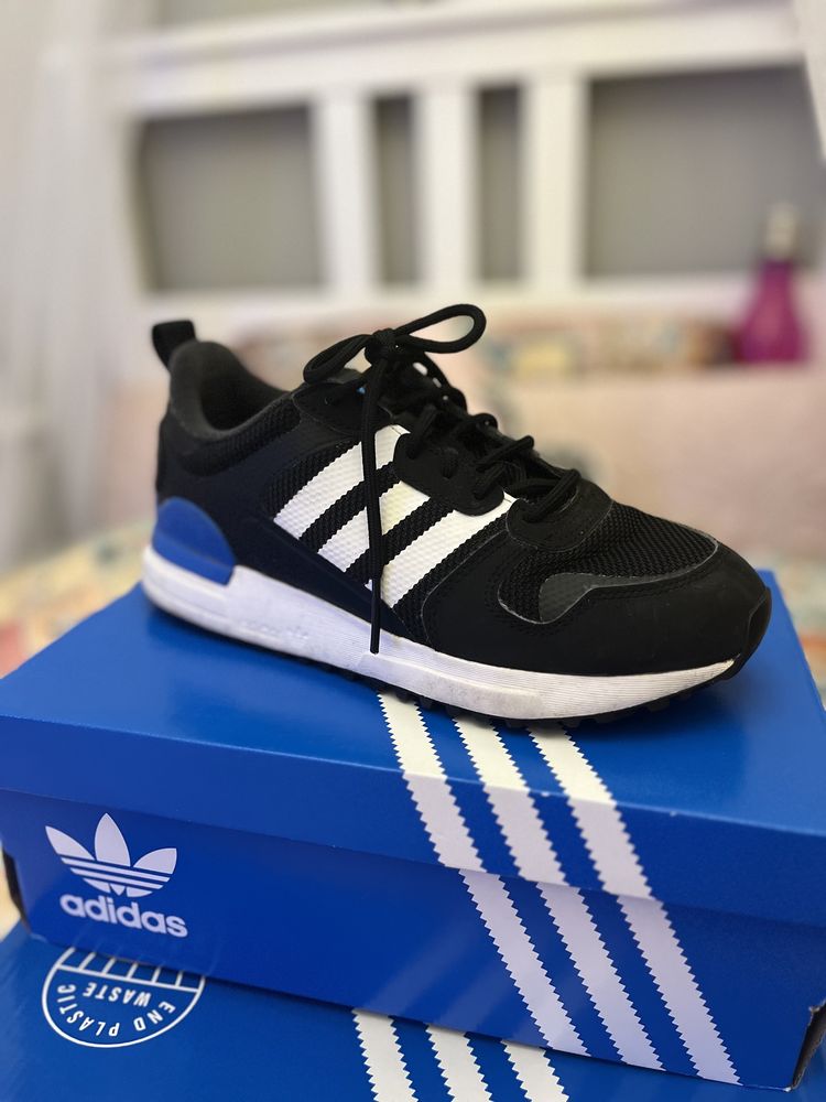 Tênis Adidas Zx_ 700_ hd