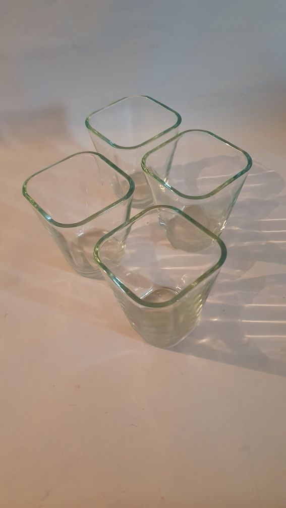Komplet czterech szklanych wazonów