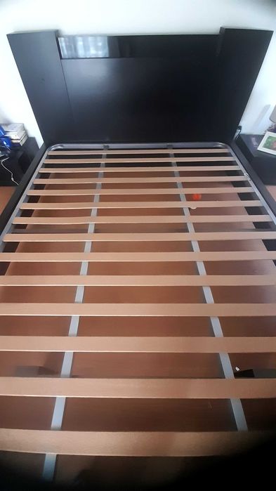 Cama de casal em madeira wenguê + estrado