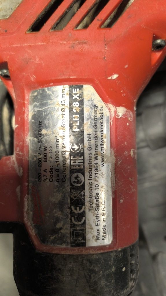 Máquina de furar MILWAUKEE PLH 28XE
A funcionar em pl