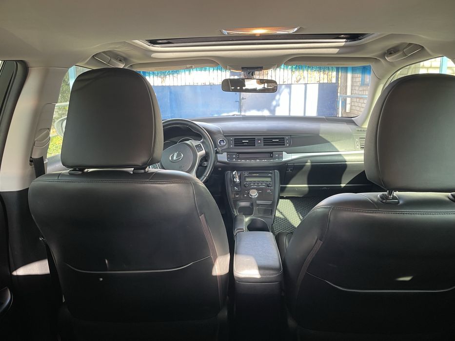 Продаю Лексус СТ200Н 2014