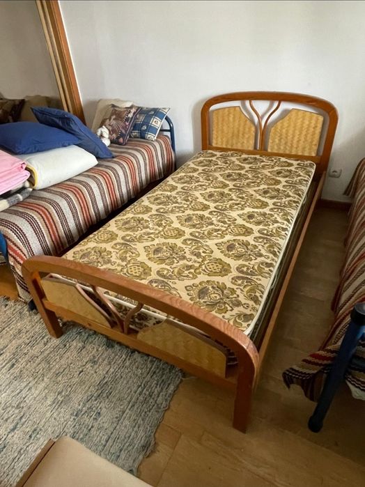 Cama de solteiro em madeira