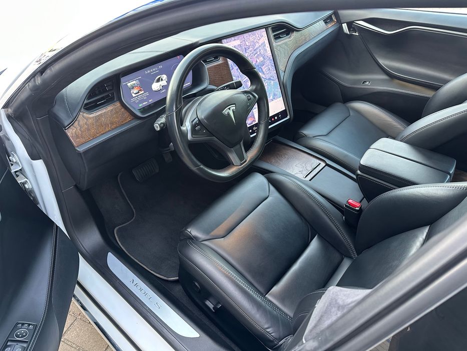Wynajem auta Tesla Model S Dual Motor - od 160zł/doba