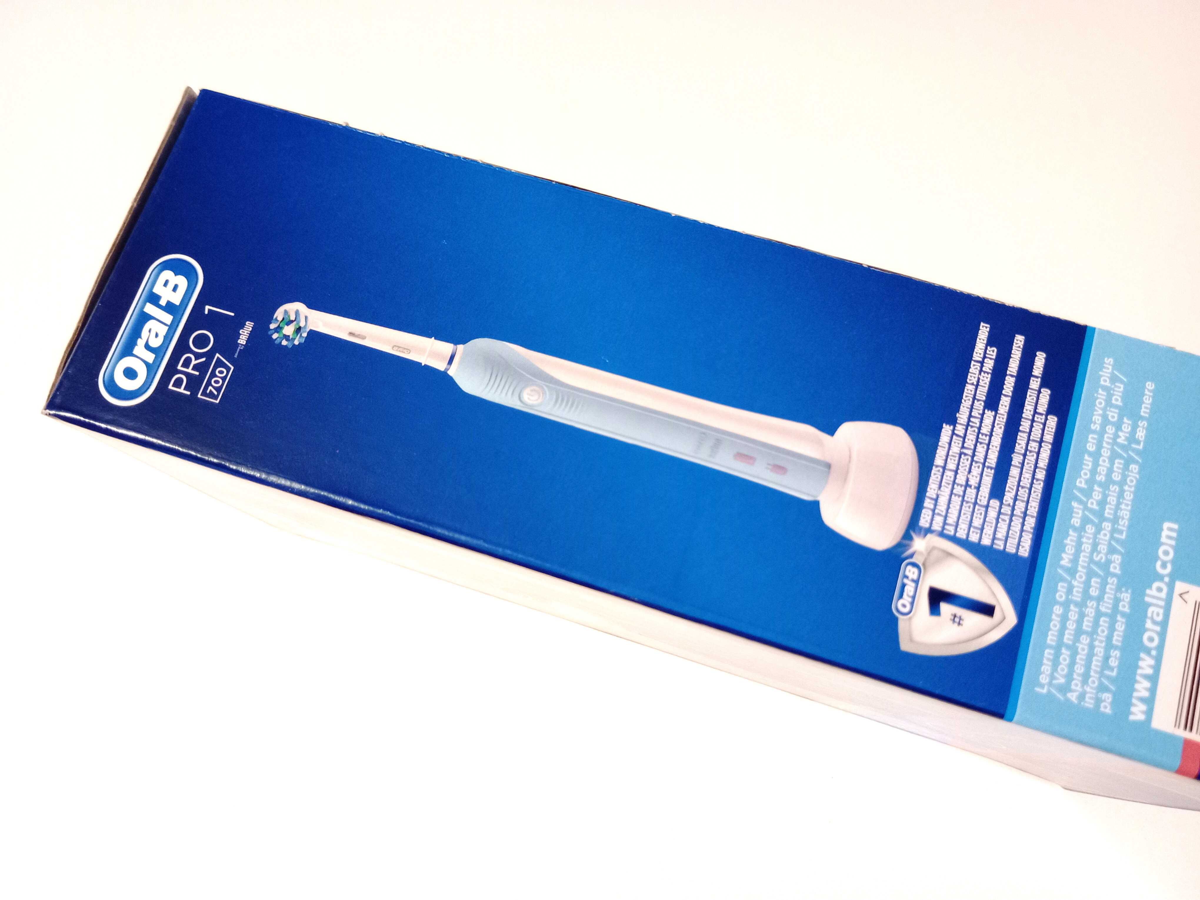 ORAL-B » Escova de dentes elétrica - PROFISSIONAL PRO 1 - 700 - NOVA