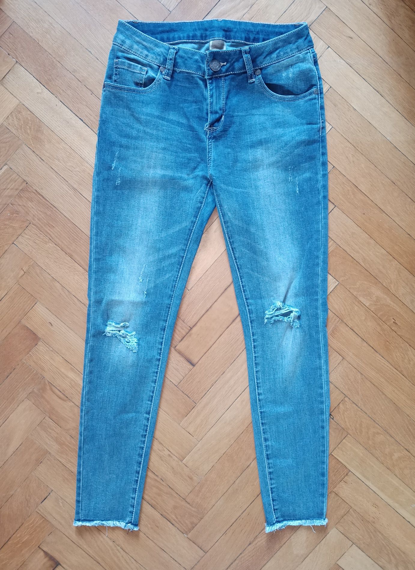 Niebieskie jeansy z przetarciami m/l Fashion Jeans