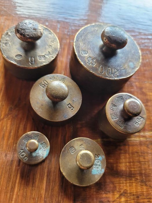 Stare przedwojenne mosiężne odważniki do wagi
