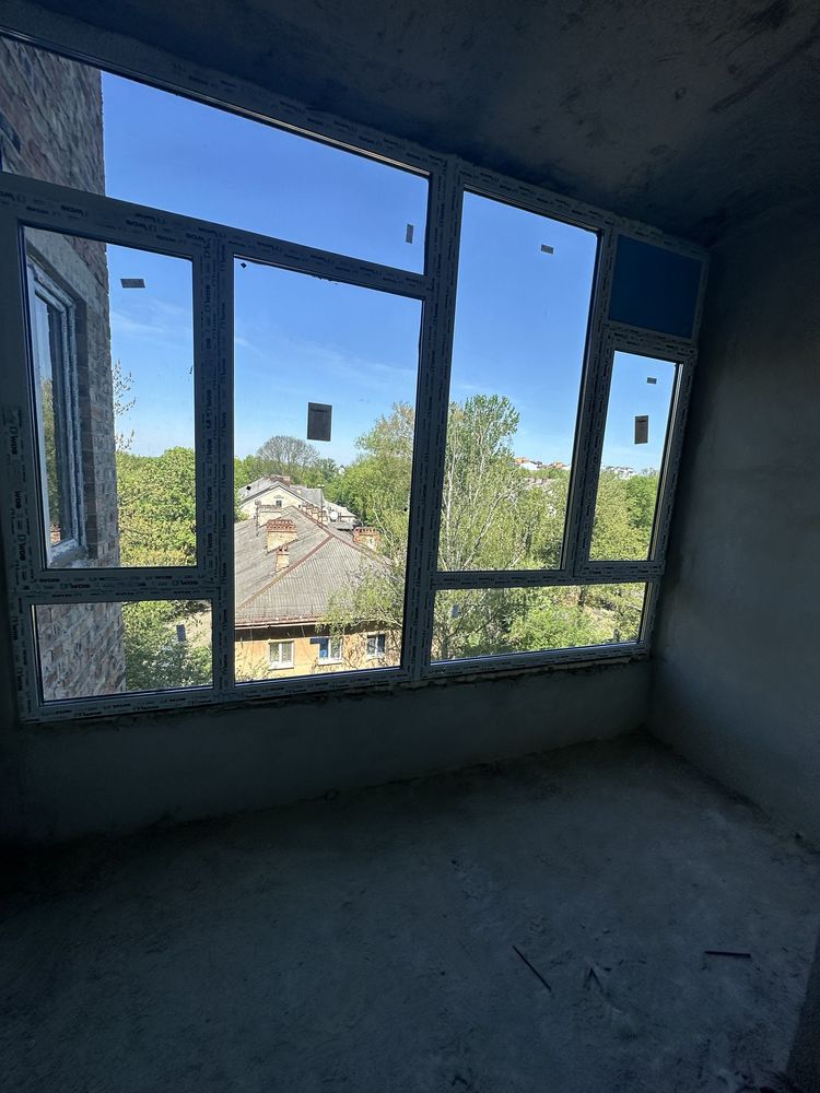 Продам 1 км велику квартиру біля Парку та озера