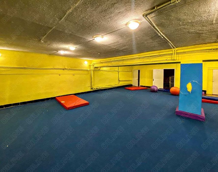 Здание с огражденной территорией на Правом берегу