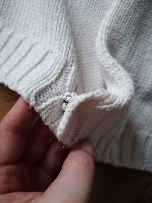 Zara kremowy sweter z wycięciem r. 38/M