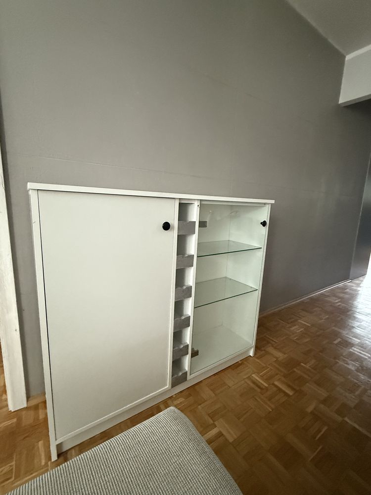 Komoda  częściowo oszklona