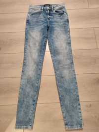 Niebieskie spodnie jeansy Mohito