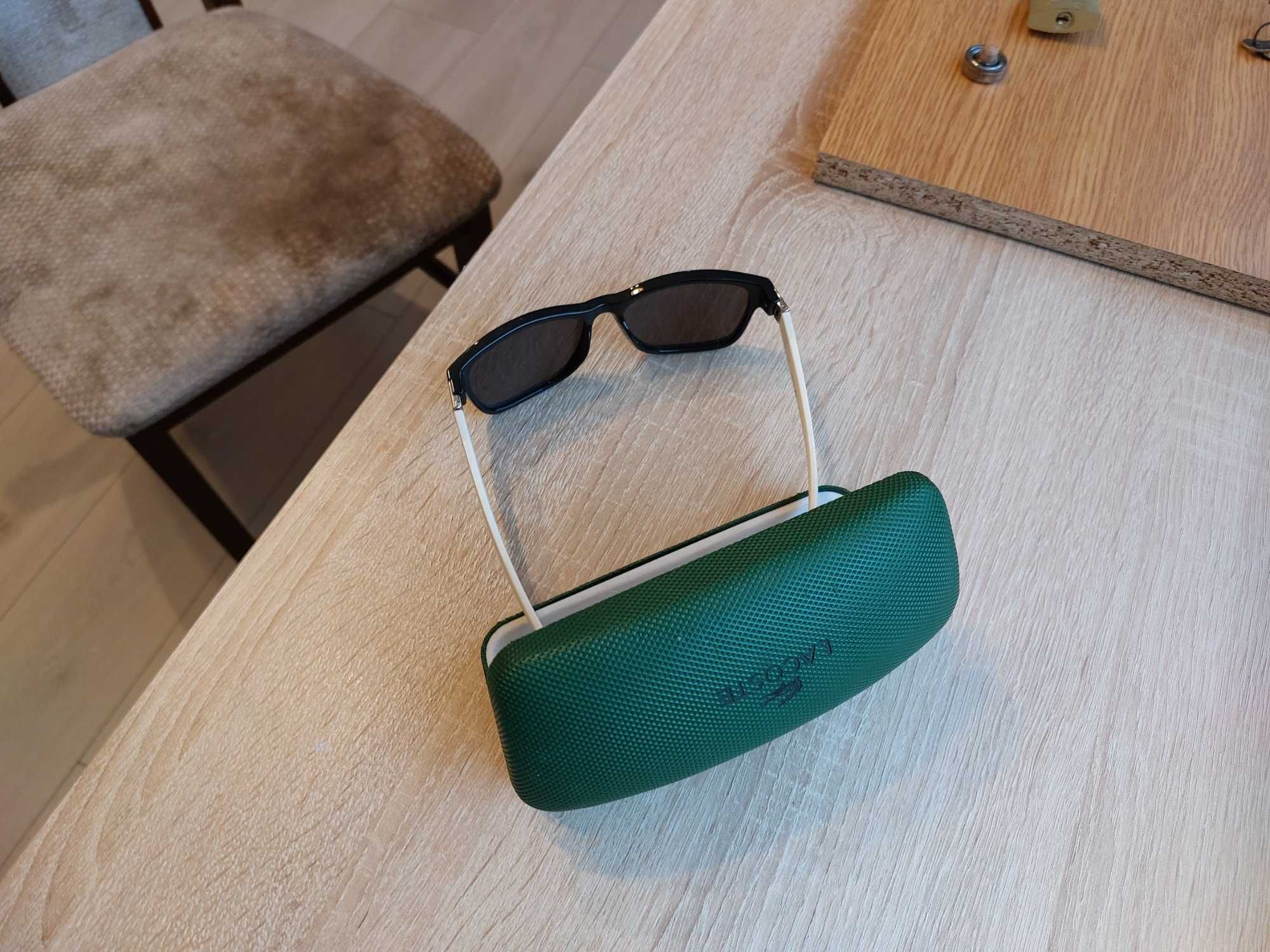 Okulary przeciwsłoneczne Lacoste z etui