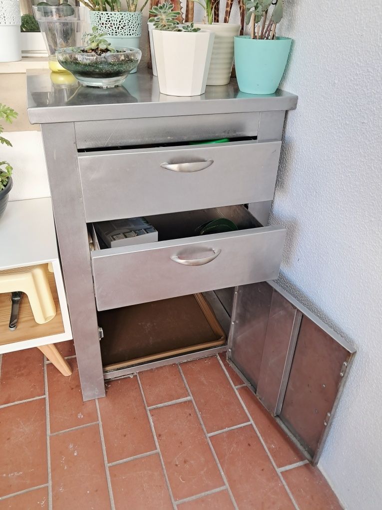 Móvel com gavetas em INOX