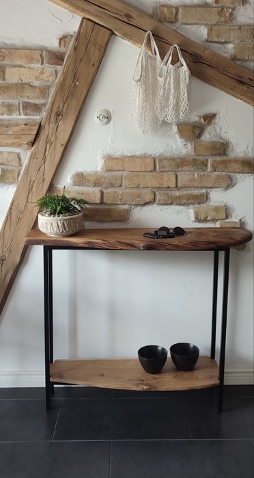 Drewniana konsolka z metalowym stelażem