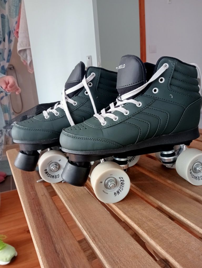 Patins em linha e kit de proteção