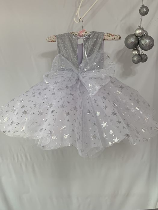 Сукня сніжинка на дівчинку 4 роки біла блакитна голуба пишна блискуча