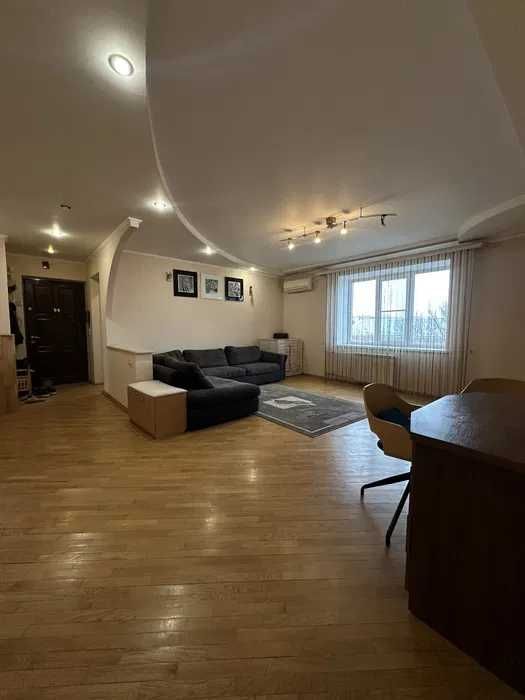 Продам  3к квартиру, м.Защитников Украины,Героев Харькова,89(код87530)